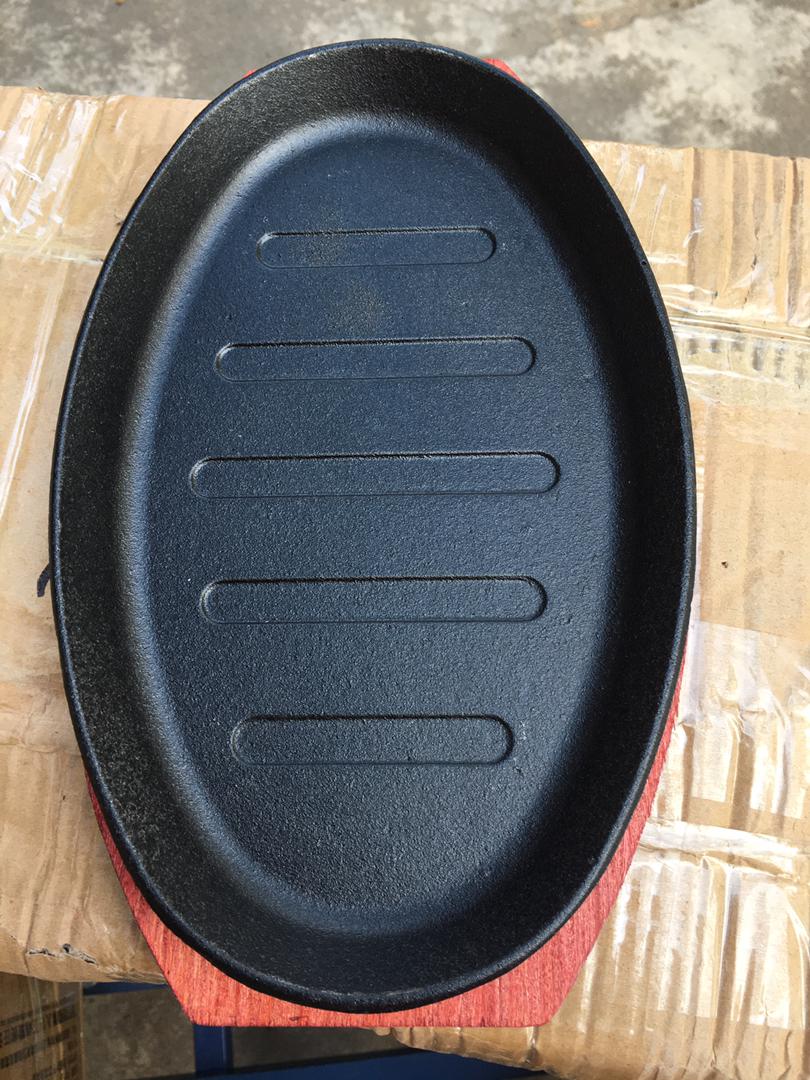 Cast Iron Sizzling Plate with Wooden Tray – 25x16cm Rectangular Hot Plate for Steaks, BBQ, Fajitas, and Grilling – Heavy-Duty Restaurant-Style Serving Dish