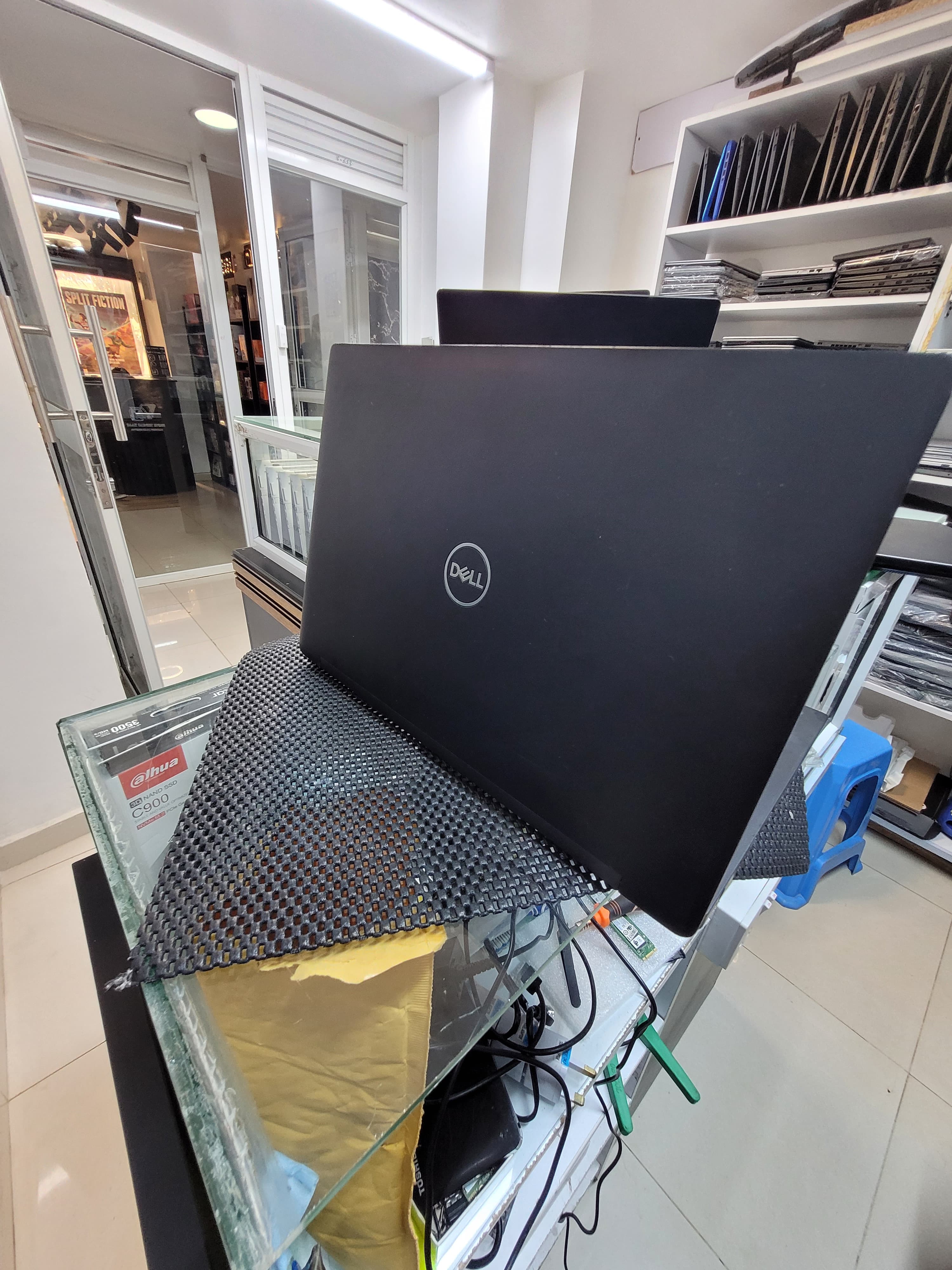 DELL LATITUDE 7290 2-IN-1 | 8TH GEN INTEL CORE I5 | 8GB RAM | 256GB SSD | VERSATILE & POWERFUL CONVERTIBLE LAPTOP | EFFORTLESS PERFORMANCE FOR WORK & BEYOND. X360 13.3"