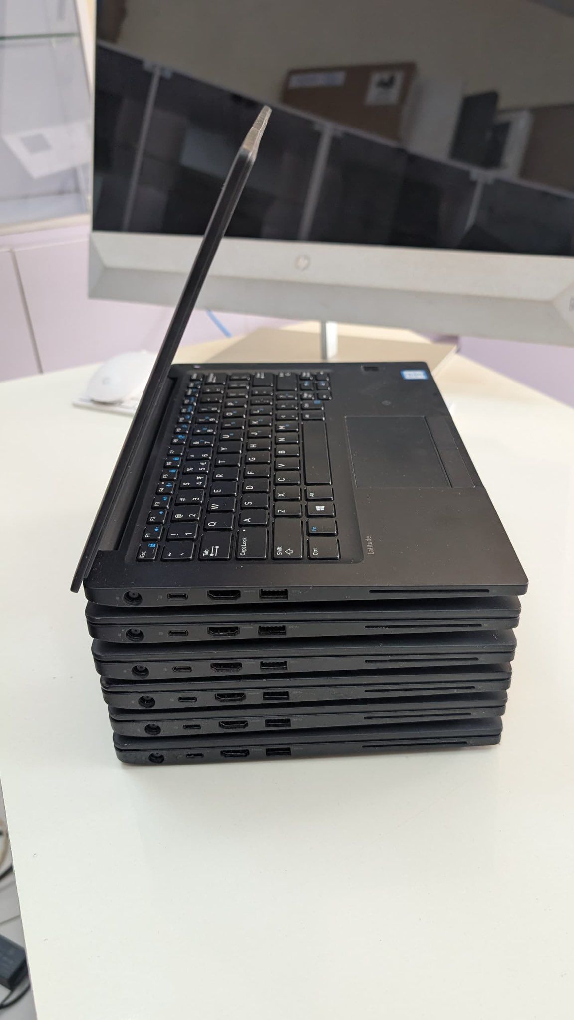 DELL LATITUDE 7280 FEATURES 7TH GEN INTEL® CORE™ I5, 8GB RAM, 256GB SSD, AND A 12.5” HD DISPLAY—DESIGNED FOR PROFESSIONALS REQUIRING PERFORMANCE, PORTABILITY, AND SECURITY.