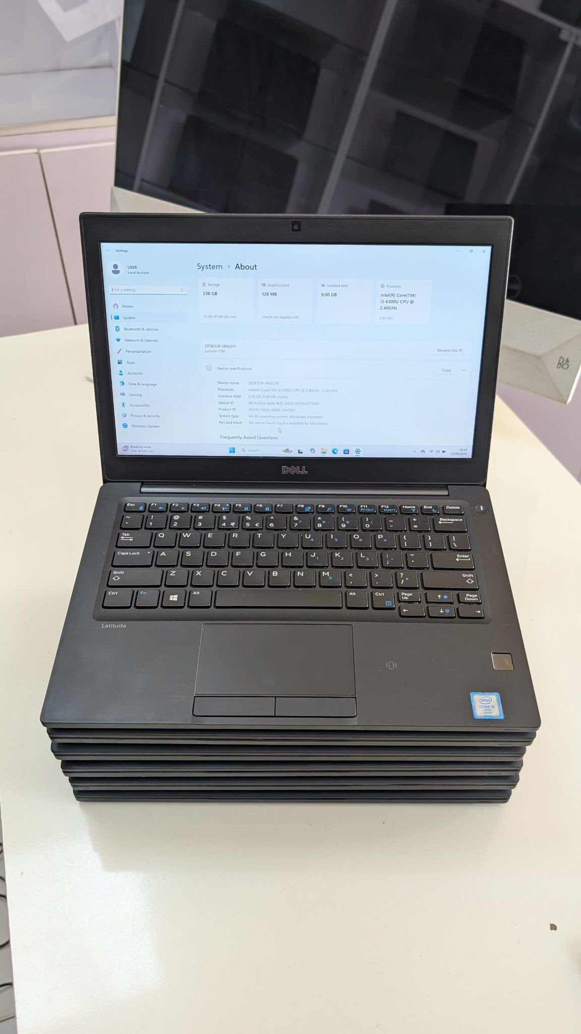 DELL LATITUDE 7280 FEATURES 7TH GEN INTEL® CORE™ I5, 8GB RAM, 256GB SSD, AND A 12.5” HD DISPLAY—DESIGNED FOR PROFESSIONALS REQUIRING PERFORMANCE, PORTABILITY, AND SECURITY.