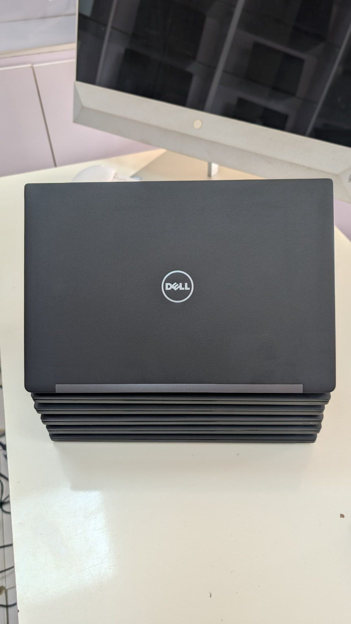 DELL LATITUDE 7280 FEATURES 7TH GEN INTEL® CORE™ I5, 8GB RAM, 256GB SSD, AND A 12.5” HD DISPLAY—DESIGNED FOR PROFESSIONALS REQUIRING PERFORMANCE, PORTABILITY, AND SECURITY.