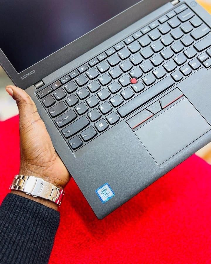 👌CHEAP DEAL!! POWERFUL THINKPAD X260 I7 6TH GEN WITH 8GB RAM, 256GB SSD, 12.5″ IPS/HD ANTI-GLARE SCREEN, WIFI AC, RUGGED BUILD, SWAPPABLE BATTERIES, ULTRAPORTABLE (~1.3 KG), GREAT FOR WORK ANYWHERE.
