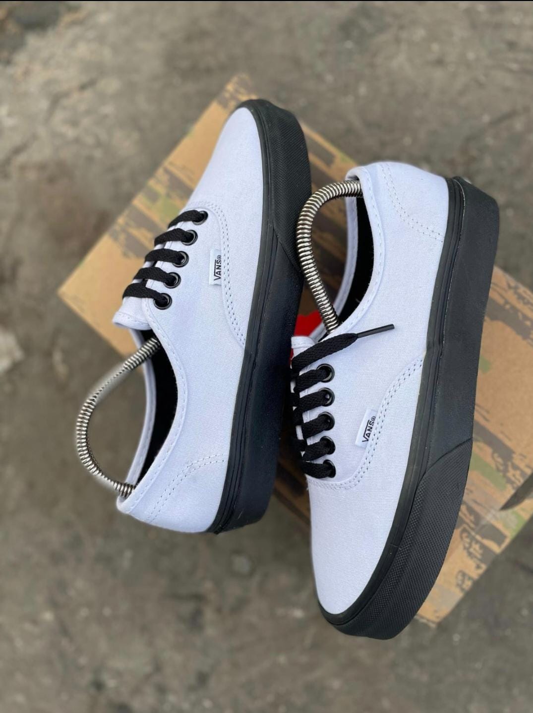 vans white/black flat rubber shoes