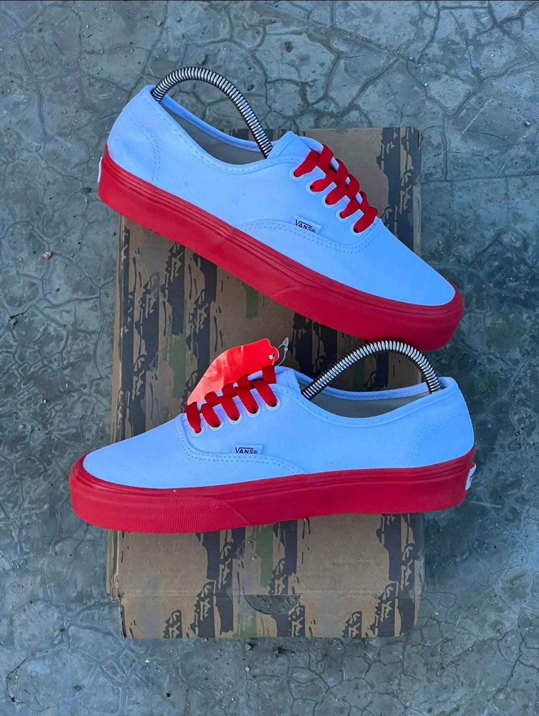 unisex vans white/red flat rubber shoes