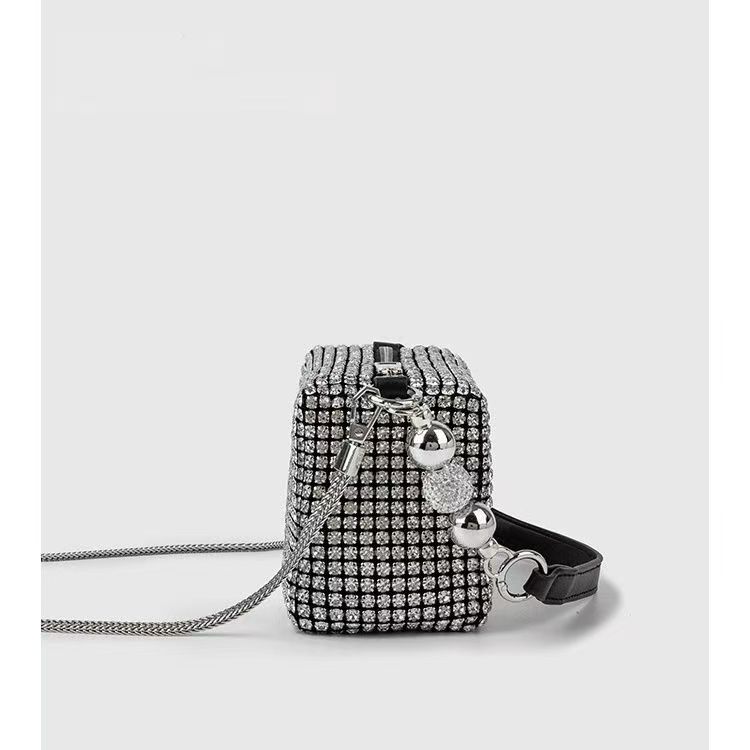 Glamorous Rhinestone Crossbody Bag
Luxury design, full white rhinestones. Detachable pearl handle & silver chain. Elevates outfits, great for parties/daily chic