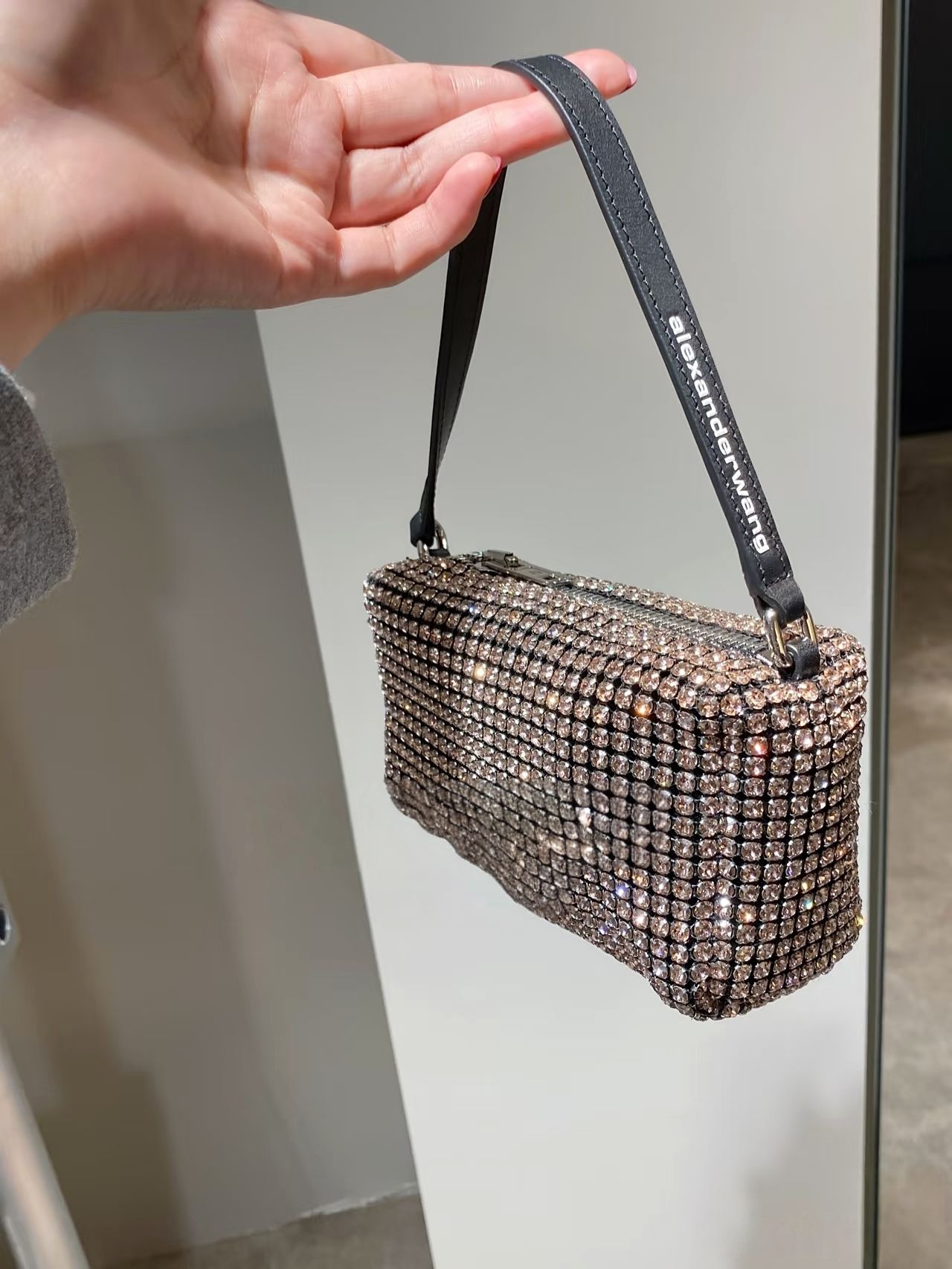 Glamorous Rhinestone Crossbody Bag
Luxury design, full white rhinestones. Detachable pearl handle & silver chain. Elevates outfits, great for parties/daily chic