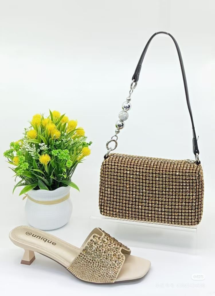 Glamorous Rhinestone Crossbody Bag
Luxury design, full white rhinestones. Detachable pearl handle & silver chain. Elevates outfits, great for parties/daily chic