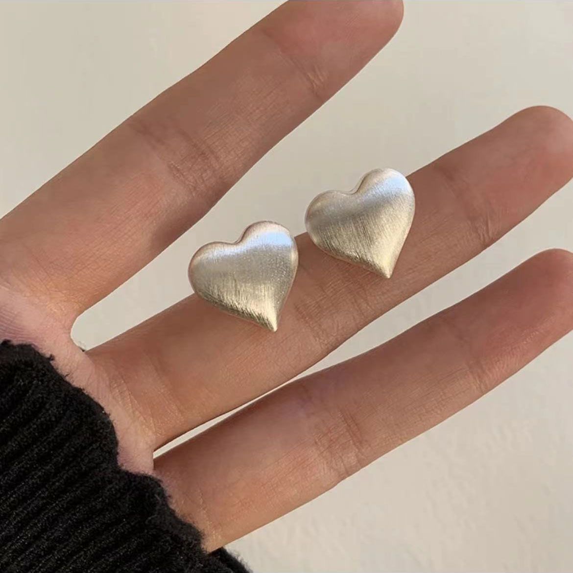 1 pair of brushed metal pearl brushed heart-shaped earrings silver needle earrings