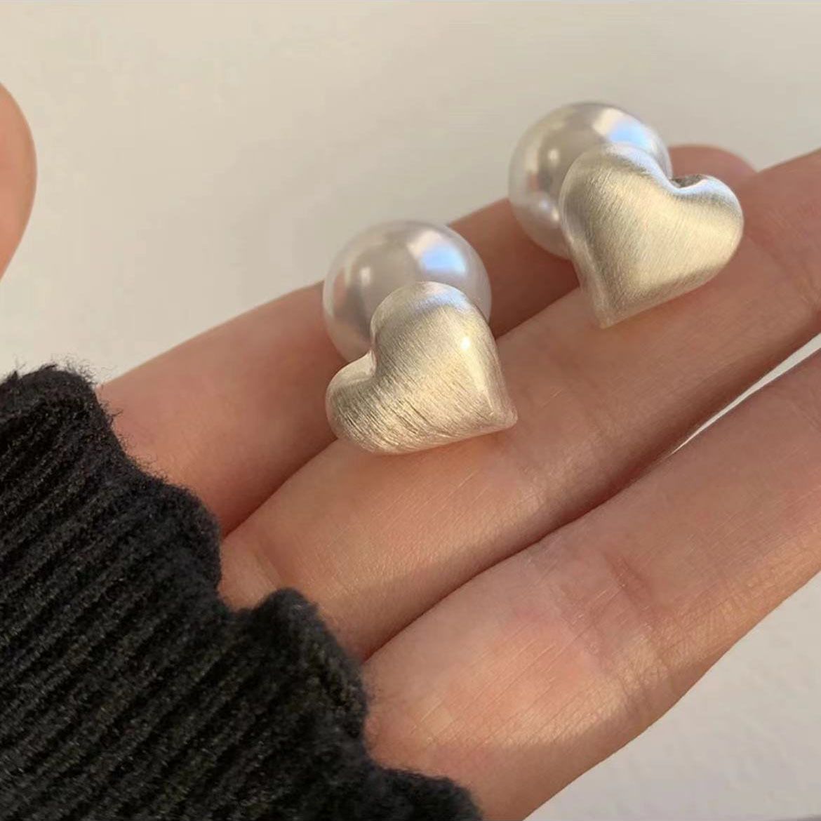 1 pair of brushed metal pearl brushed heart-shaped earrings silver needle earrings