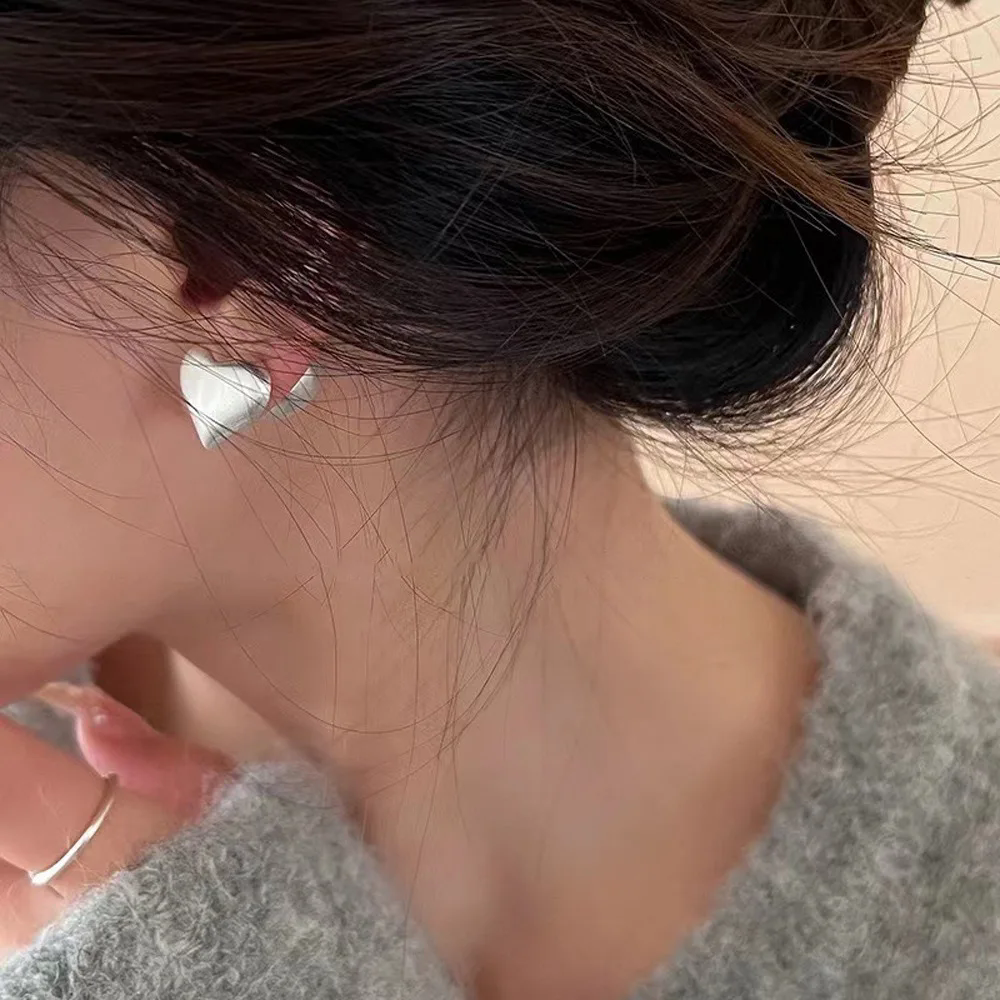 1 pair of brushed metal pearl brushed heart-shaped earrings silver needle earrings