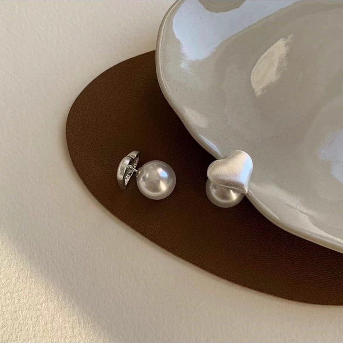 1 pair of brushed metal pearl brushed heart-shaped earrings silver needle earrings