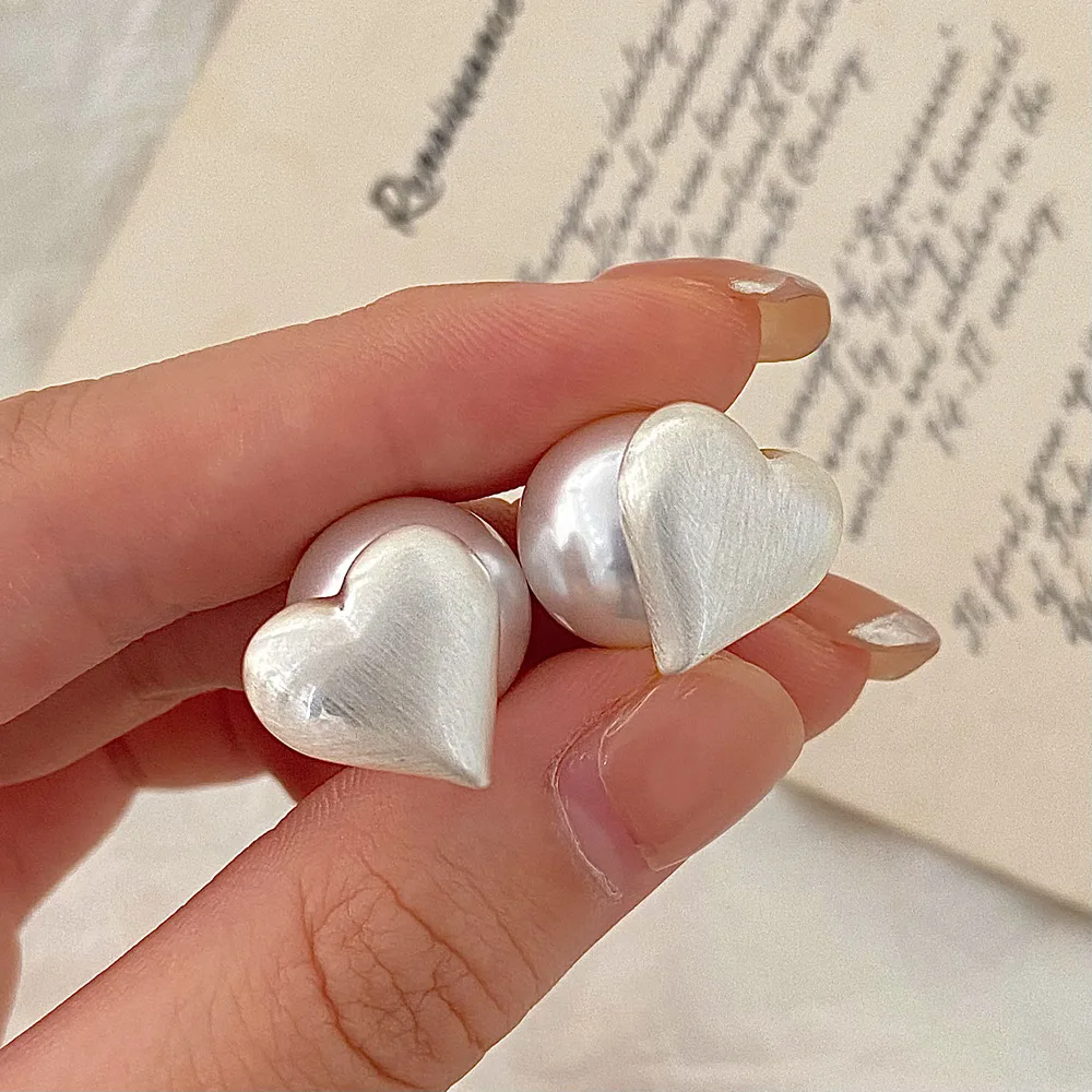 1 pair of brushed metal pearl brushed heart-shaped earrings silver needle earrings