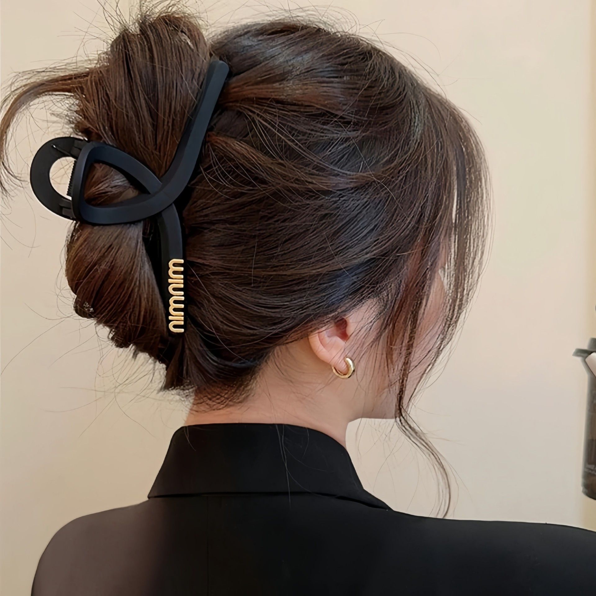 1pc Premium black oversized letter hair clip 2023 new women's grab clip temperament shark clip headwear