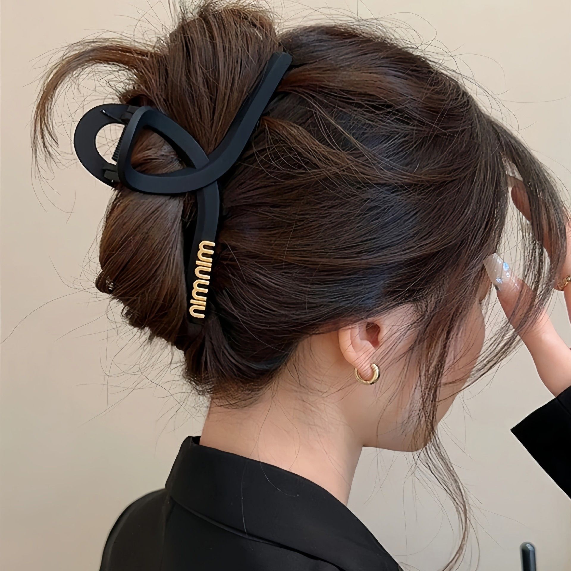 1pc Premium black oversized letter hair clip 2023 new women's grab clip temperament shark clip headwear