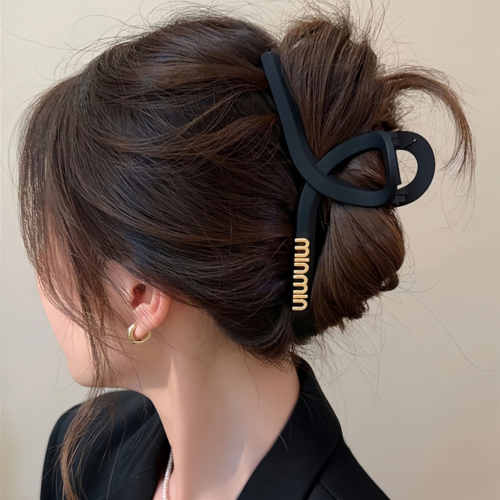 1pc Premium black oversized letter hair clip 2023 new women's grab clip temperament shark clip headwear