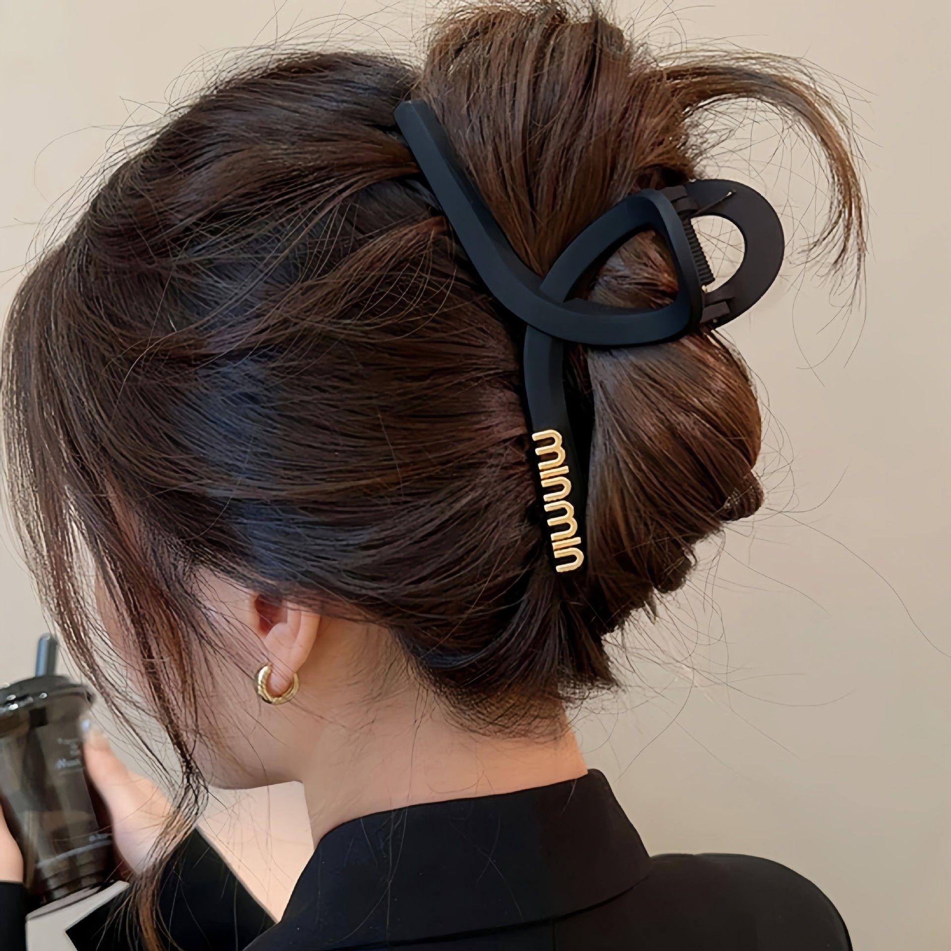 1pc Premium black oversized letter hair clip 2023 new women's grab clip temperament shark clip headwear