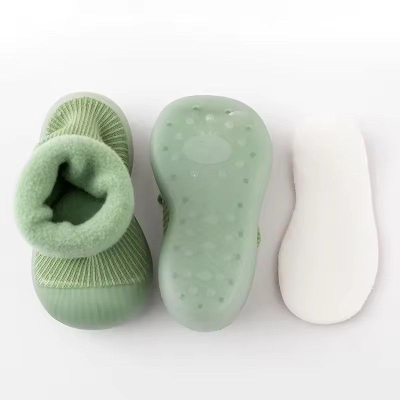 Warm shoes for newborns aged 0 to 4, walking shoes for toddlers, and thick winter walking shoes with added fleece for newborns