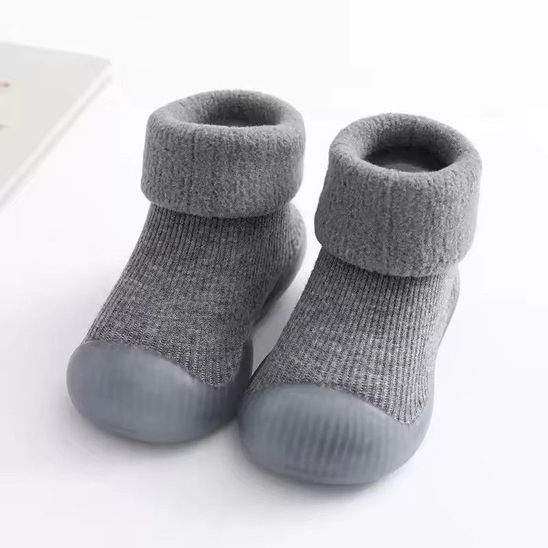 Warm shoes for newborns aged 0 to 4, walking shoes for toddlers, and thick winter walking shoes with added fleece for newborns