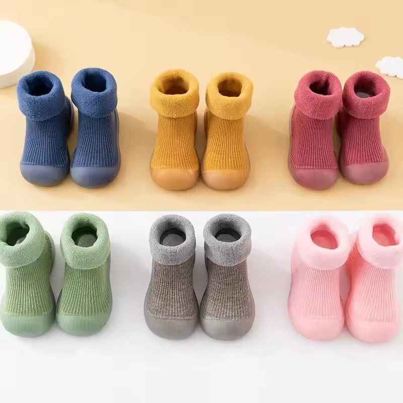 Warm shoes for newborns aged 0 to 4, walking shoes for toddlers, and thick winter walking shoes with added fleece for newborns