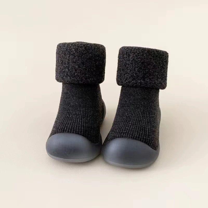 Warm shoes for newborns aged 0 to 4, walking shoes for toddlers, and thick winter walking shoes with added fleece for newborns