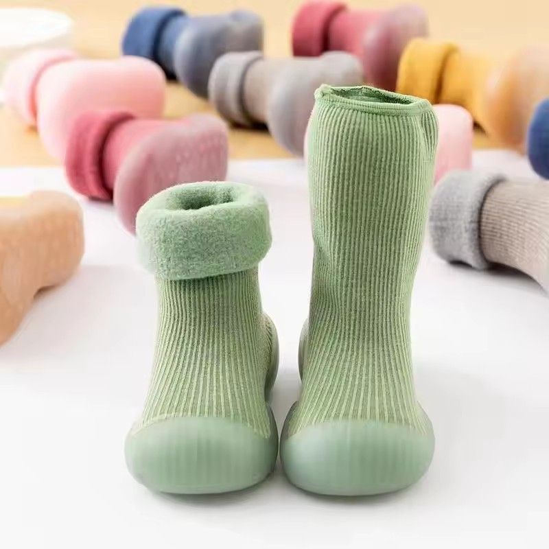 Warm shoes for newborns aged 0 to 4, walking shoes for toddlers, and thick winter walking shoes with added fleece for newborns