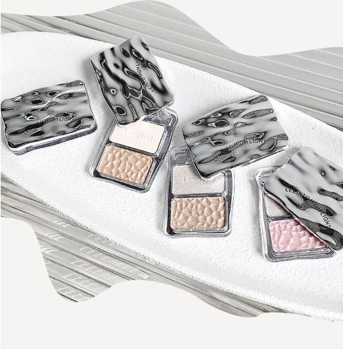 1PC  Two-color Highlight Powder, Brightening the Face, Ultra-Fine Soft Texture for Natural Glow, Enhances Facial Dimension