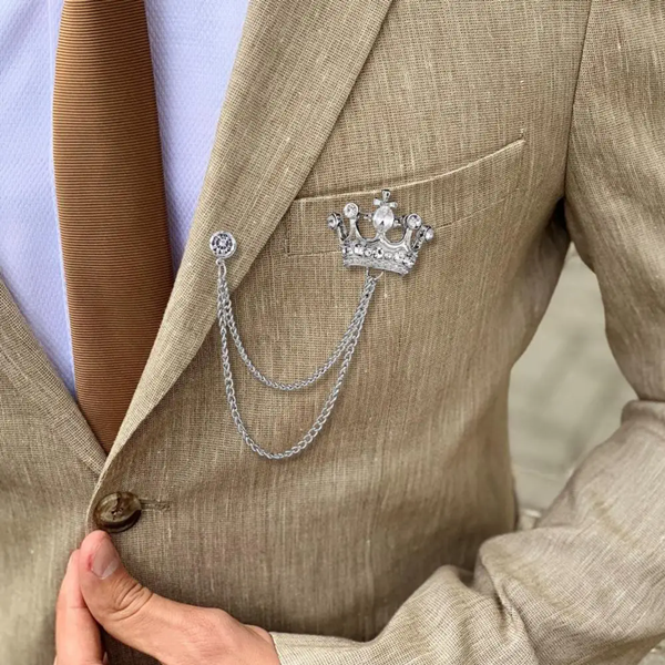 1PC   The New Unisex Lapel Pin Brooch Tassel Chain Crown Brooch Pin Mens Accessories Couple Brooches Adornment Hot SaleA-911-1