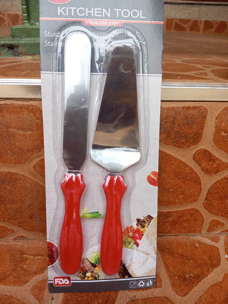 NEW IN 🤩2in1 cake decoration and cutting tools. stainless steel and is designed with a straight edge to spread out the finishing touches without any bubbles or misshaping.and has a contoured handle.