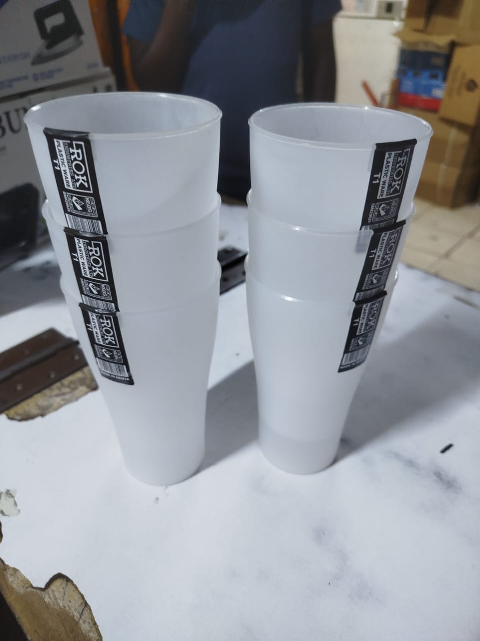 POCKET FRIENDLY😇😇6 Pcs Clear Reusable Plastic Tumbler Dispenser Cups. Designed for repeated use, these cups are durable, lightweight, and often dishwasher-safe, making them a convenient additio