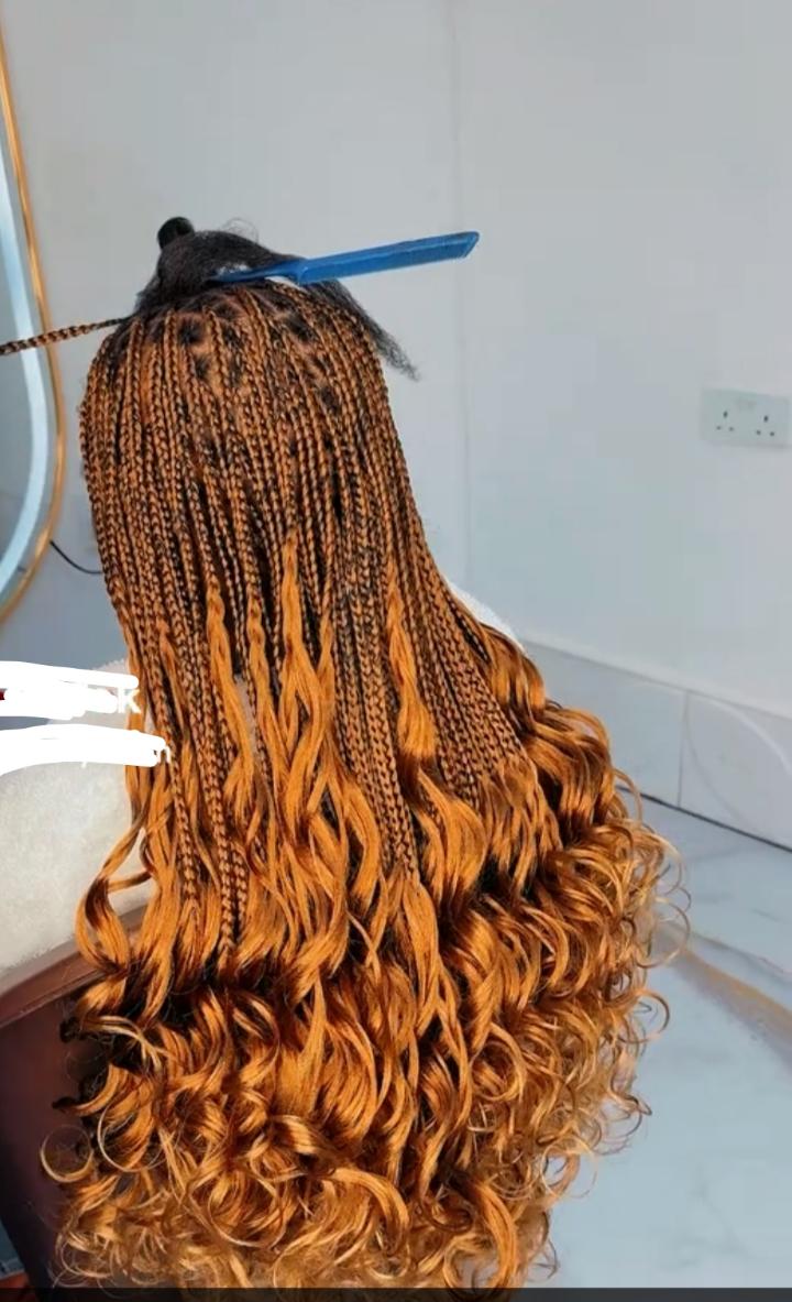 Pony Curl Long. Shiny, soft and thin fiber. Light weight and long lasting .Tangle free.