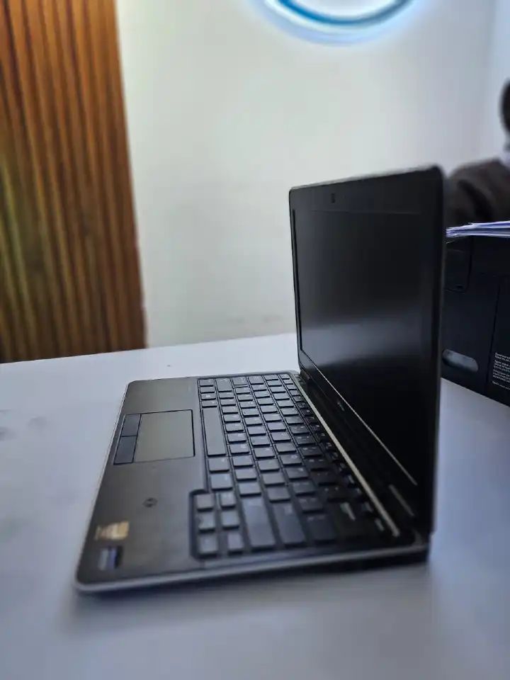 (i5+8GB+256GB)Refurbished Dell Latitude 7240 Laptop |Intel Core i5 | 8GB RAM | 256GB SSD Original Computer | Notebook | 12.5 Inch Display Bluetooth Webcam |Windows 11