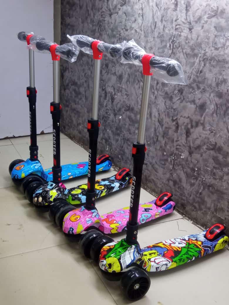 Hot Selling New Model Two Wheel Kids Main Balance Electric Children Kick Scooters outdoor Child's Kickboard Foldable Kick Scooter Flash Wheels Kids Electric Scooter 3 Wheel Handbrake for 5-18yrs