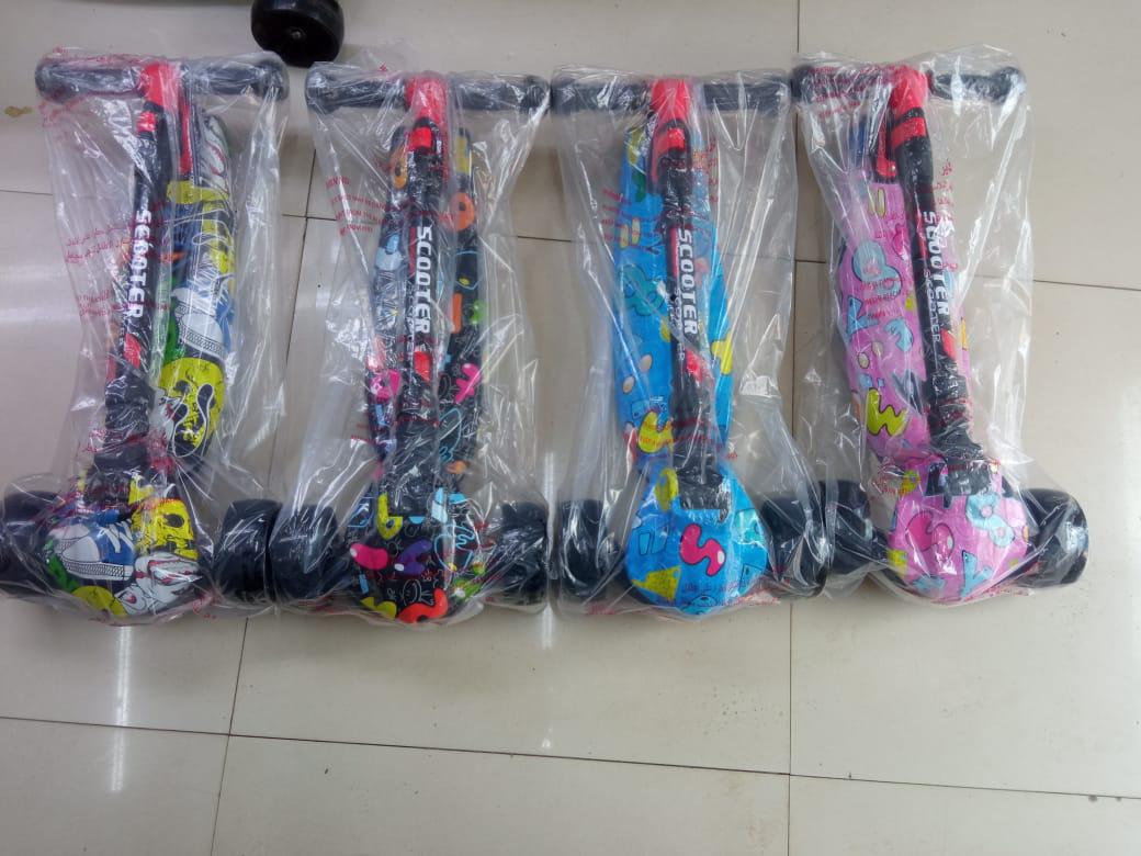Hot Selling New Model Two Wheel Kids Main Balance Electric Children Kick Scooters outdoor Child's Kickboard Foldable Kick Scooter Flash Wheels Kids Electric Scooter 3 Wheel Handbrake for 5-18yrs