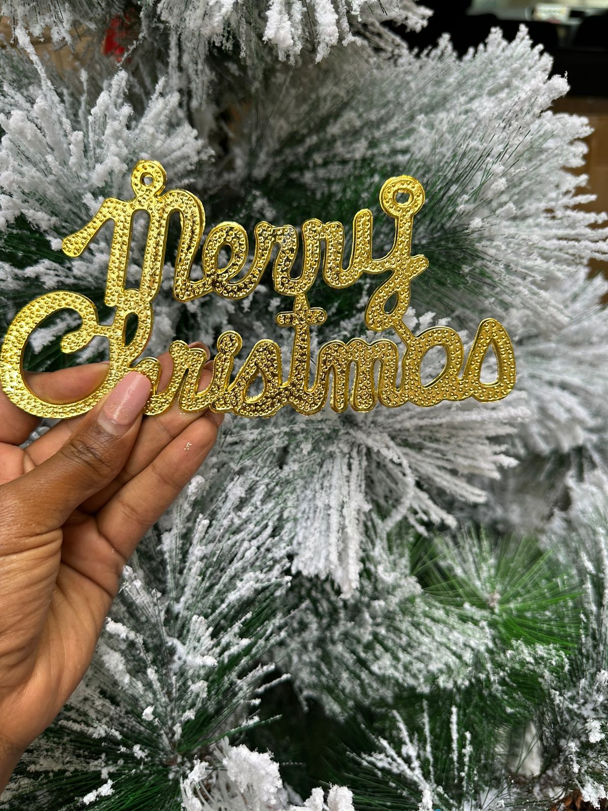 Golden “Merry Christmas” Hanging Ornament – Sparkling Festive Tree Decoration 🎄✨🎁⭐ ✨ Shiny gold finish adds a bright, elegant festive touch🎄 Perfect for Christmas trees, doors,