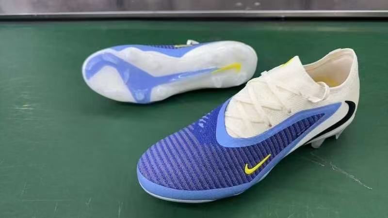 ⚽🔥 Latest Phantom Football Boots – Elite Performance Edition 🔥⚽Unleash precision, power, and control with the Nike Phantom football boots — built for serious players who dominate the game.