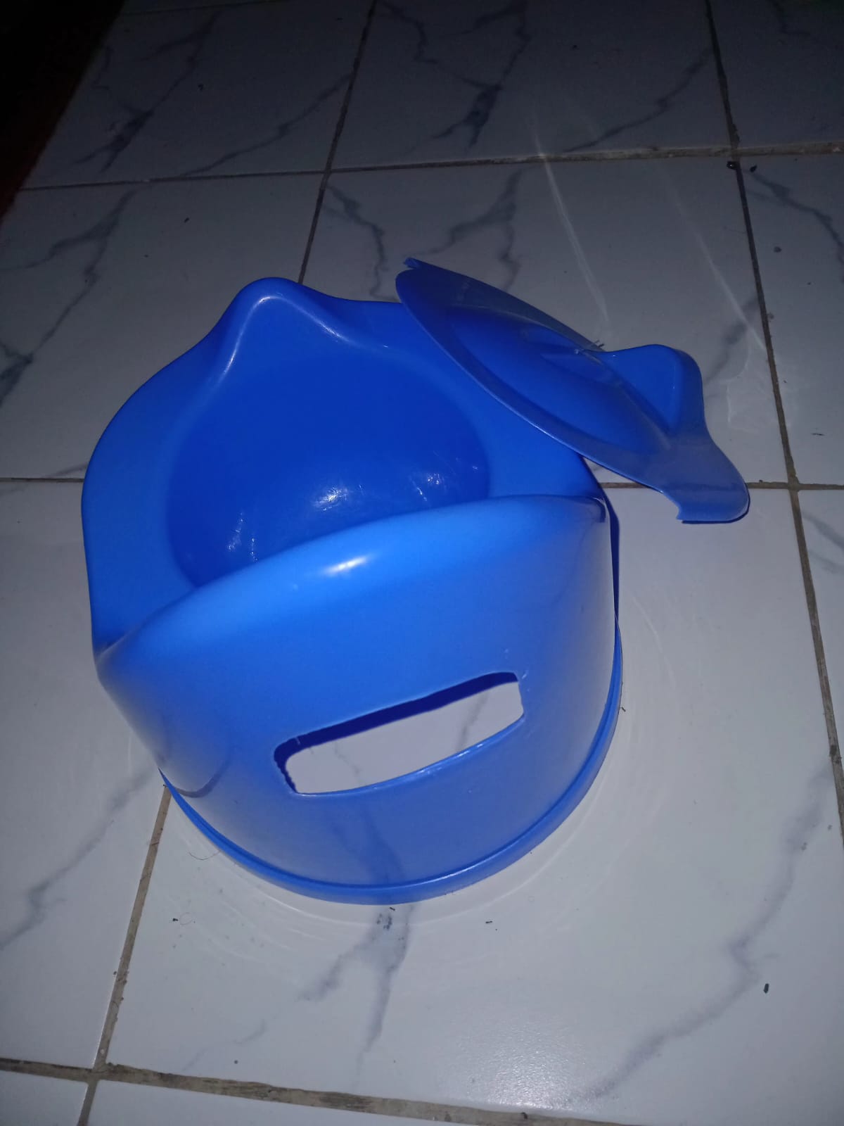 Toilet Training Potty Seat With Closing Lid, Safe use: Potty trainer is designed with round smooth design and high back support gives maximum comfort to your baby while sitting/squatting.