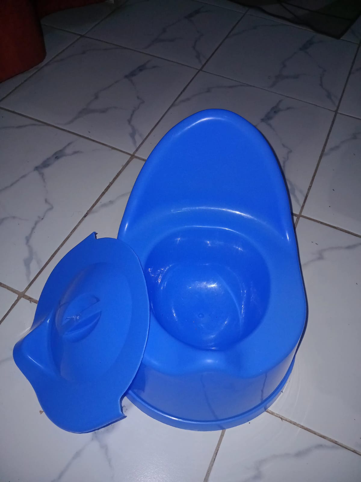 Toilet Training Potty Seat With Closing Lid, Safe use: Potty trainer is designed with round smooth design and high back support gives maximum comfort to your baby while sitting/squatting.