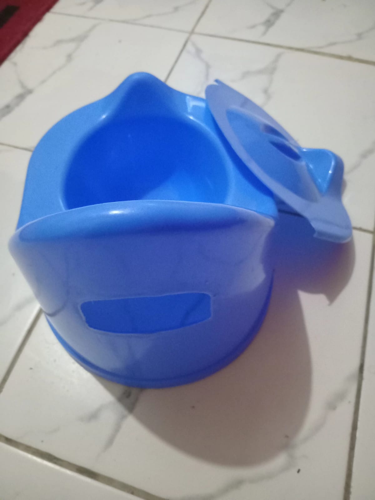 Toilet Training Potty Seat With Closing Lid, Safe use: Potty trainer is designed with round smooth design and high back support gives maximum comfort to your baby while sitting/squatting.