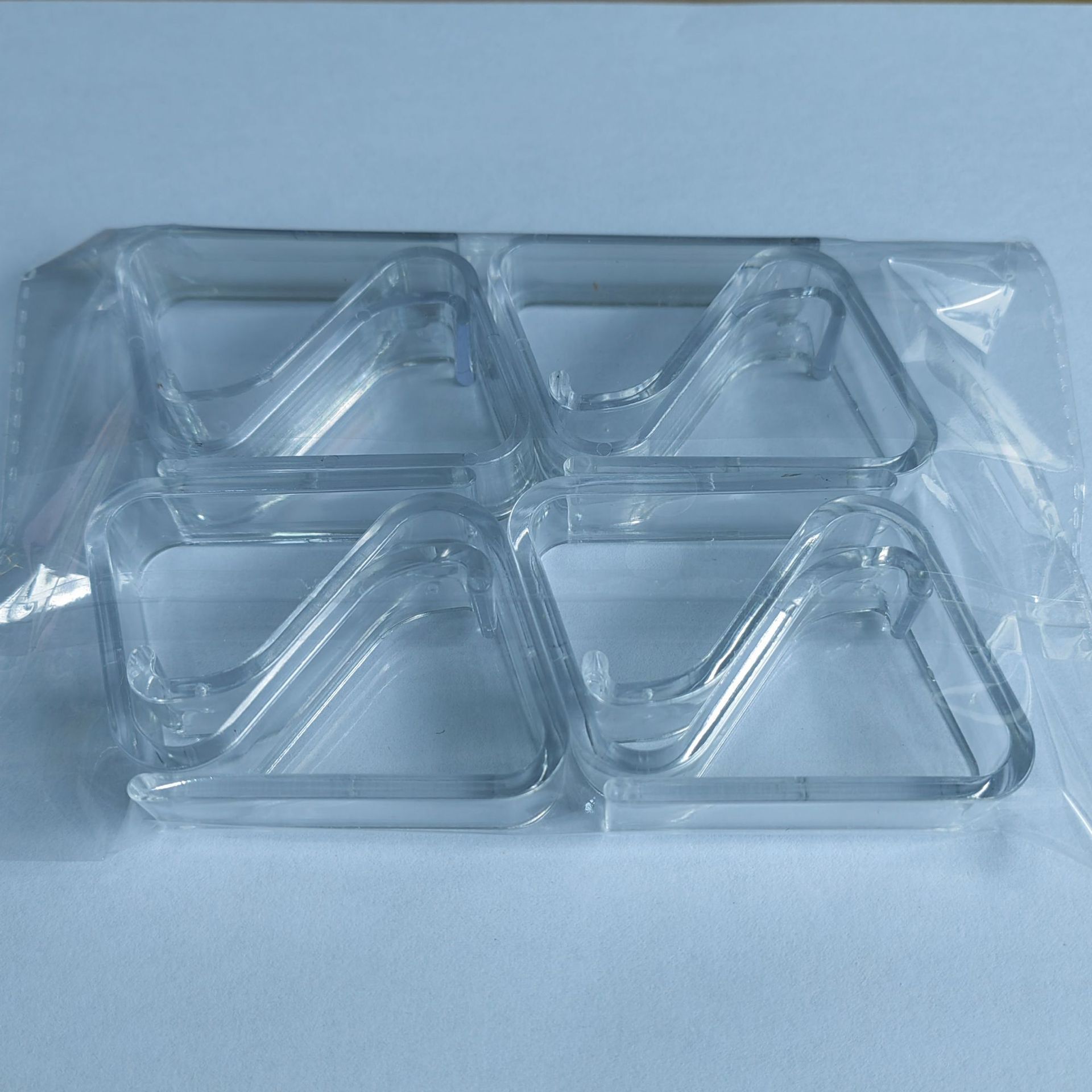 8pcs，Transparent Clear Tablecloth Clips, Plastic Table Cloth Clips，Windproof Table Cover Holder Clamps，Table Cloth Holder for Christmas Home Wedding Party Indoor Outdoor Camping Picnic