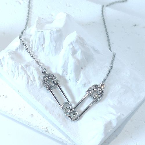 Edgy Elegance: Diamond-Accented Silver Safety Pin Statement Necklace ， Minimalist Silver Safety Pin Necklace，