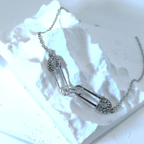 Edgy Elegance: Diamond-Accented Silver Safety Pin Statement Necklace ， Minimalist Silver Safety Pin Necklace，