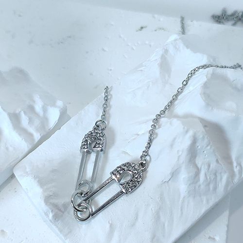 Edgy Elegance: Diamond-Accented Silver Safety Pin Statement Necklace ， Minimalist Silver Safety Pin Necklace，