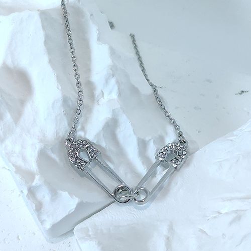 Edgy Elegance: Diamond-Accented Silver Safety Pin Statement Necklace ， Minimalist Silver Safety Pin Necklace，