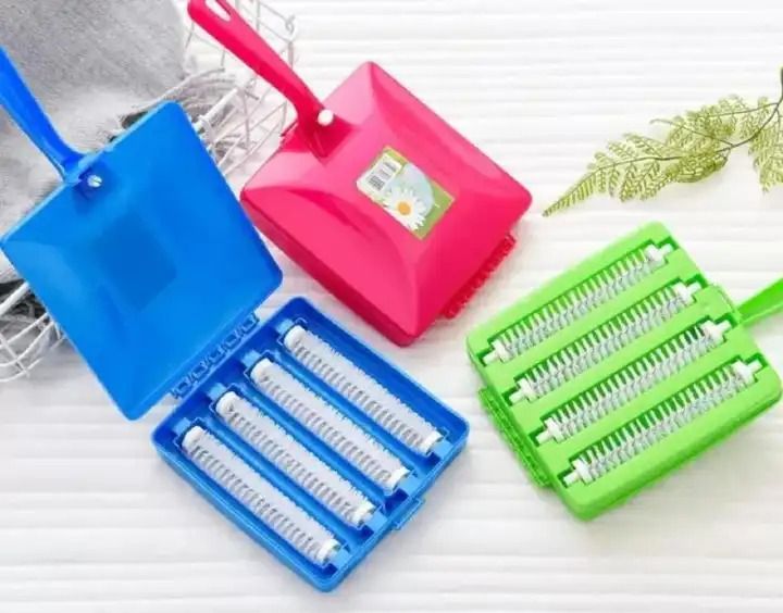 Manual Carpet Brush Mini Vacuum Cleaner Manual carpet brush vacuum cleaner, no electricity and no batteries meaning it can be used in any setting Handheld brush which can be used anywhere!!!!!!!!!!!!