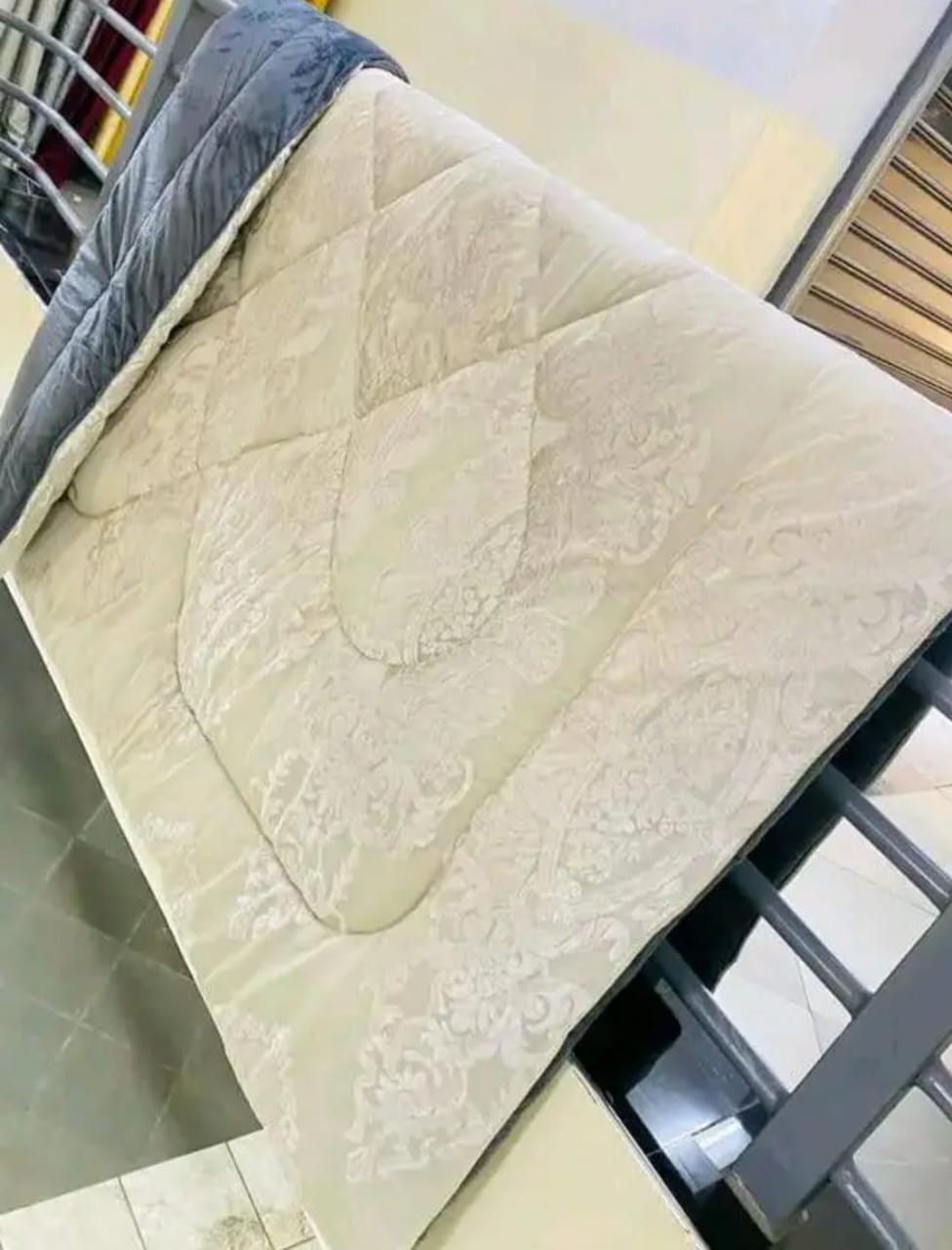 6PC LUXURIOUS MULTI COLOUR SILK DUVET SET- HIGH QUALITY HEAVY WARM SILK DUVETS 6*7 SIZES.
✨1 PC DUVET
✨1PC BEDSHEET
✨2 PCS PILLOW CASES
✨2 PCS THROW PILLOW CASES