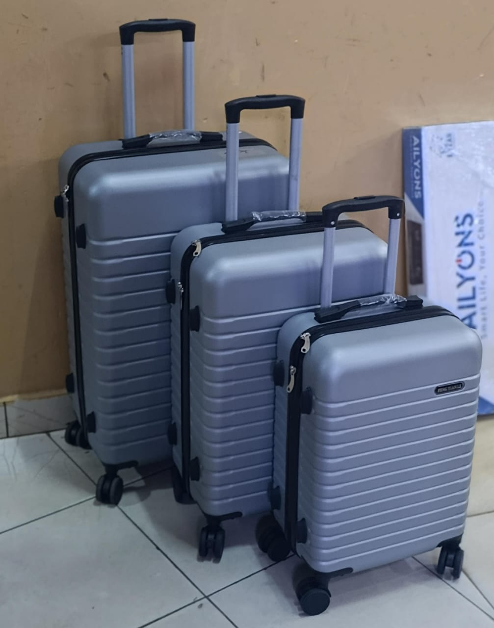 ORIGINAL STRONG 3 IN 1 LUXURIOUS FIBRE SUITCASE BRIEFCASE TRAVEL BAG- SIZE 4, COMPRISES OF 3 PCS HEIGHT 63CM, HEIGHT 57CM, AND HEIGHT 48CM.