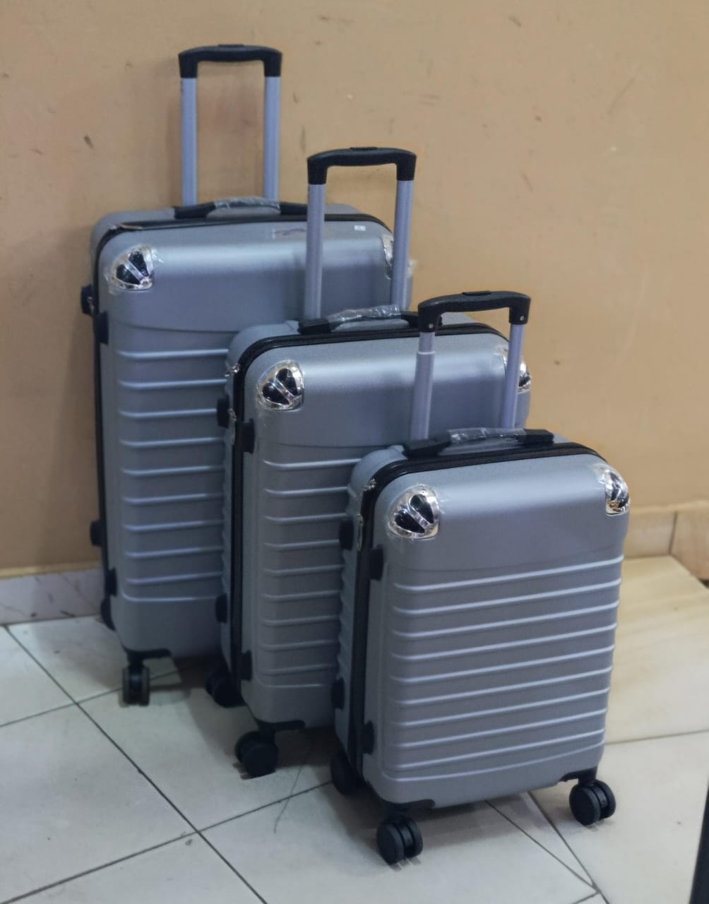 ORIGINAL STRONG 3 IN 1 LUXURIOUS FIBRE SUITCASE BRIEFCASE TRAVEL BAG- SIZE 4, COMPRISES OF 3 PCS HEIGHT 63CM, HEIGHT 57CM, AND HEIGHT 48CM.