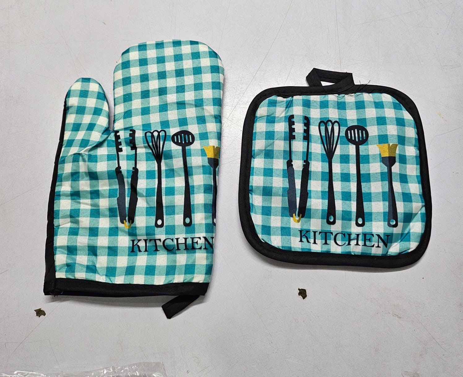 🧤 2in1 Oven Glove + Mat Set – Now Available! 🍽️🔥
Smart, stylish & heat-ready for your kitchen wins!

✅ Minten Mitt + Matching Heat-Resistant Mat
✅ Perfect for baking, grilling & serving hot dishes
