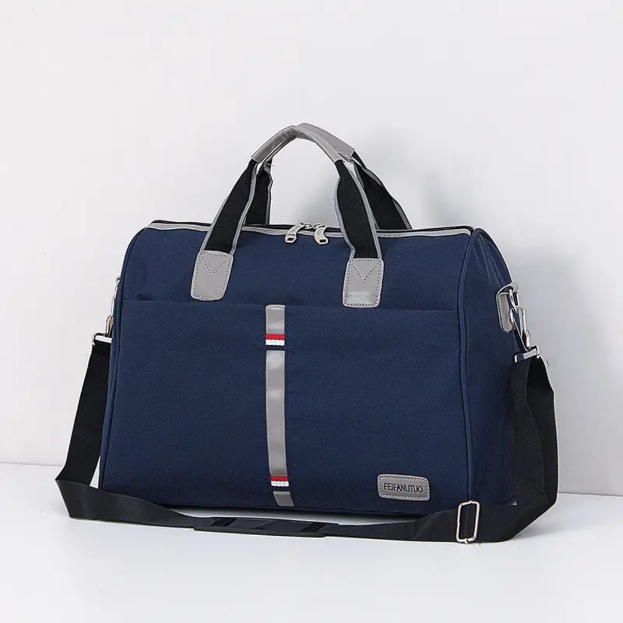 🎆🎆‼️New in‼️‼️ ✨️✨️oxfrord travel duffle bag.made of durable fabric material. The closure is Two- way zipper.