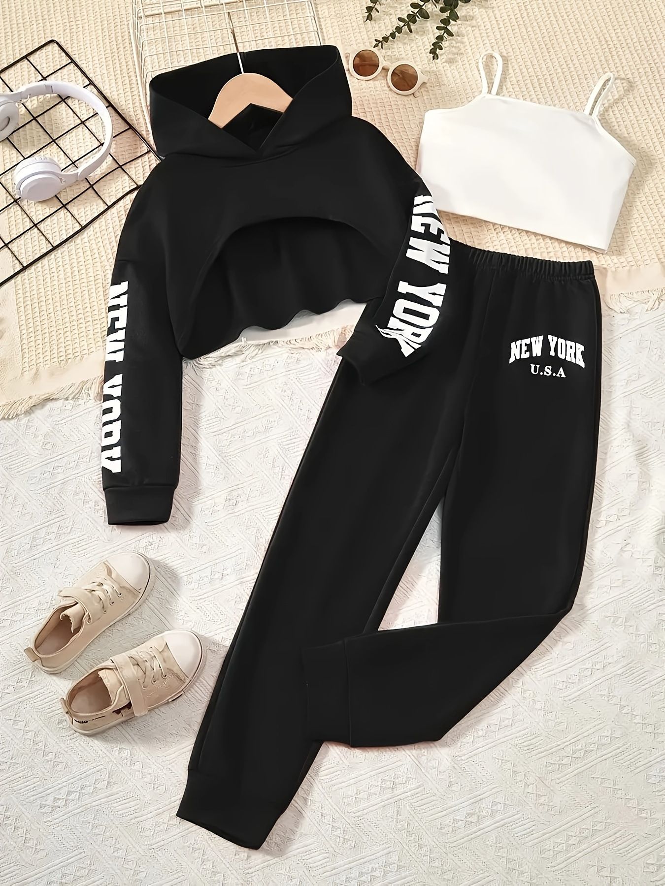 Girls' INS Style Three-Piece Set 3Pcs Set Kids' Short Sweatshirt Camisole Top Sports Pants Set Casual Stylish Versatile Comfortable Birthday Holiday Gift Suitable for ages 5-14